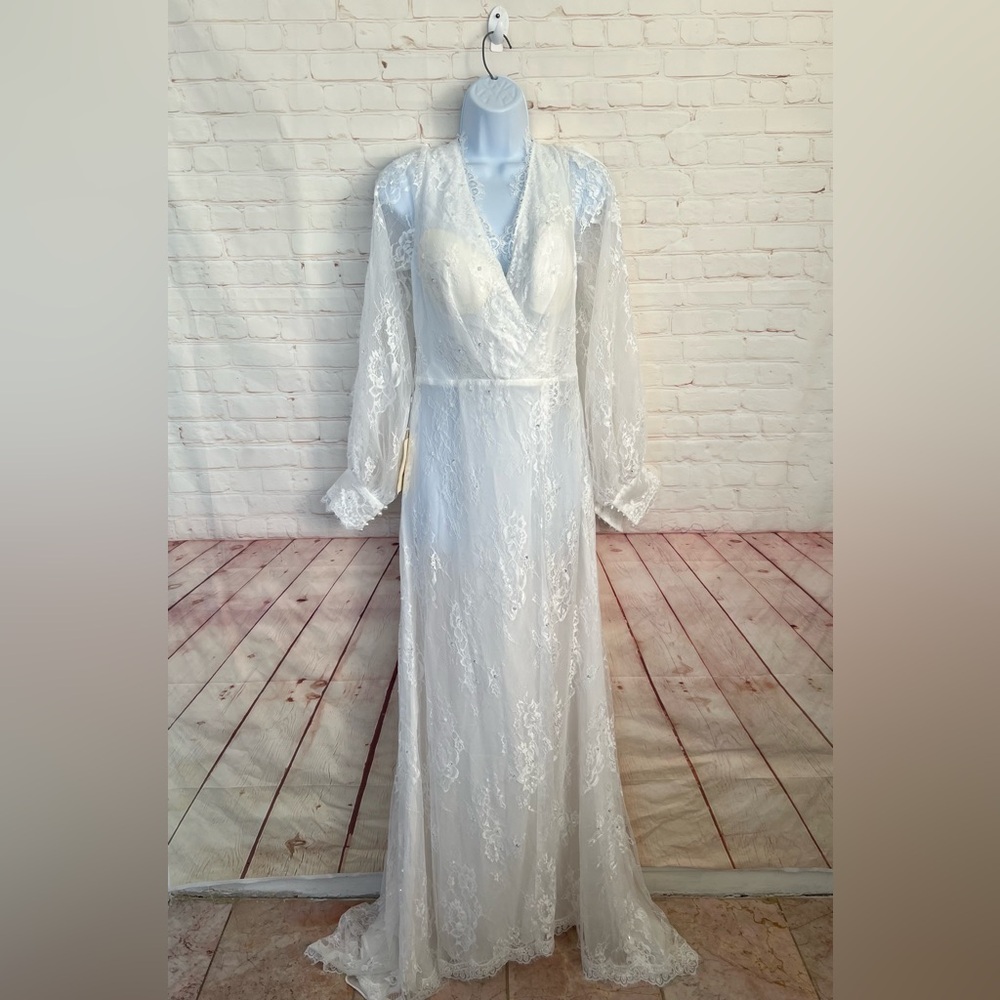 NWT LANTING White Lace wedding gown size small?